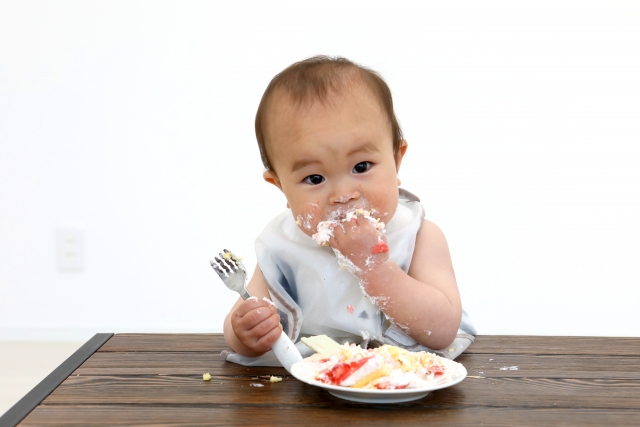 離乳食の手づかみ食べはいつから 進め方やおすすめの食材 レシピを紹介 Hugkum はぐくむ