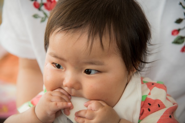 小児科医が解説 アレルギーの場合 離乳食はいつからどう進める 病院での検査や症状も 小学館hugkum