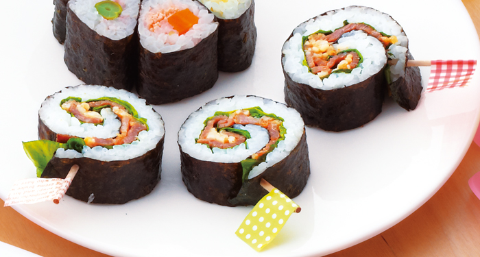 巻き寿司レシピ５選 人気の具材でつくる 子どもが喜ぶ太巻き寿司のレシピなど Hugkum はぐくむ