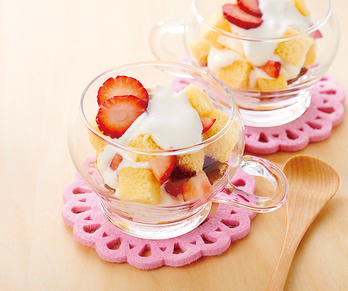 パフェのレシピ８選 いちごなどフルーツを使って アイスクリームを乗せて 子どもに人気カラフルパフェ 小学館hugkum