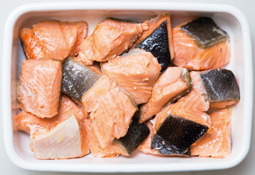 鮭 生鮭レシピ24選 子どもに人気 フライパン一つで簡単にできる料理やムニエル じゃがいもと合わせたレシピなど 小学館hugkum