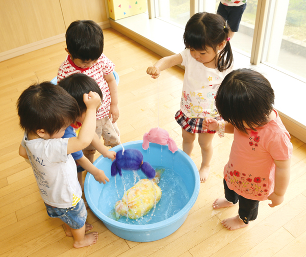 お風呂で水遊びが盛り上がる ナイロンタオルのキャンディヨーヨー ゆっこせんせいのほんわか布おもちゃ４ 小学館hugkum