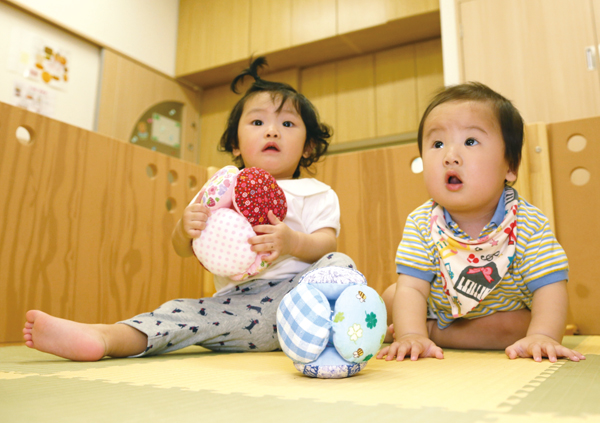 赤ちゃんの 好き がいっぱい詰まった ふわふわ布ボール ゆっこせんせいのほんわか布おもちゃ５ Hugkum 小学館公式