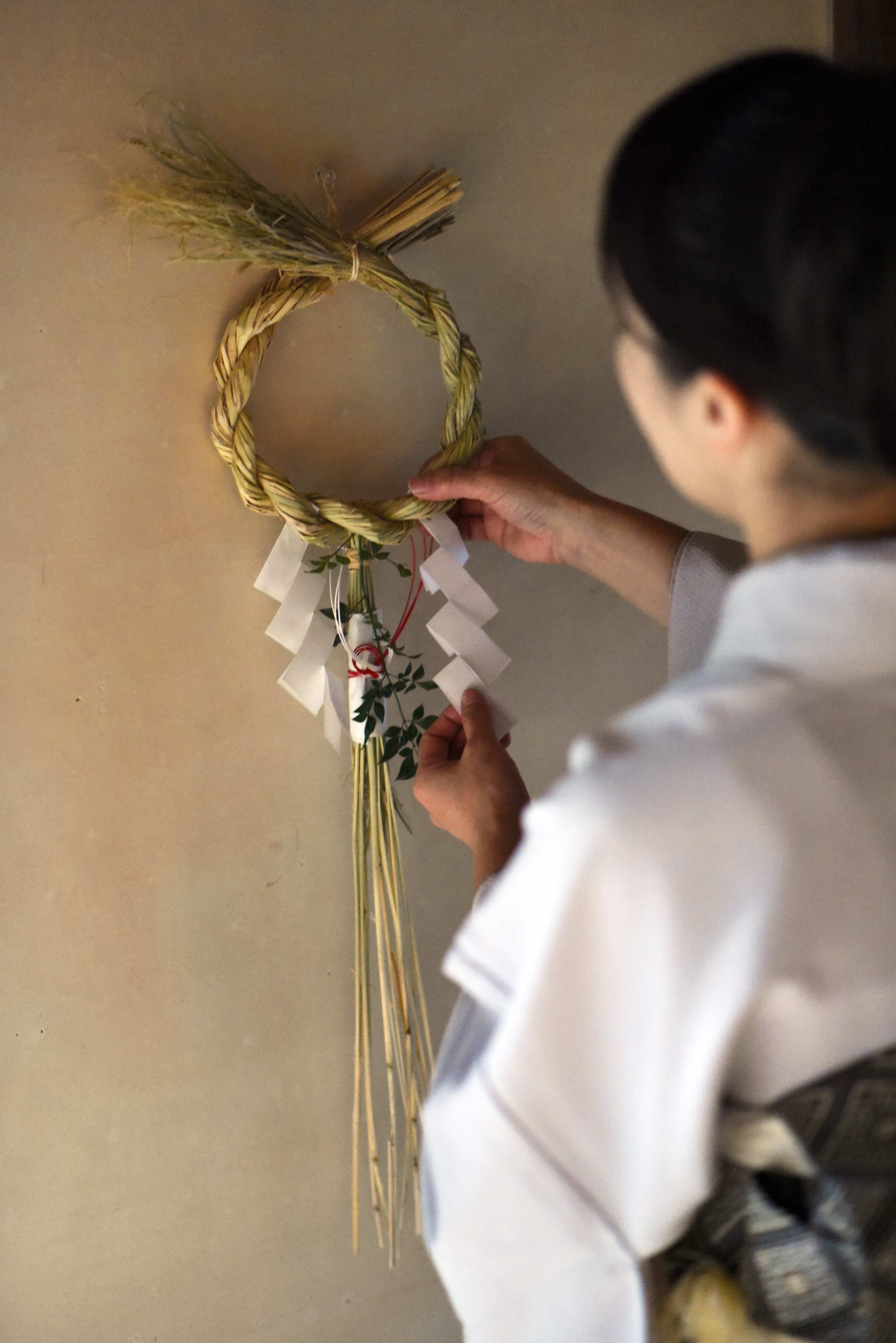 お正月の神様を迎える「しめ縄」飾りの由来は？いつから飾る？【子供に伝える日本の伝統】 | HugKum（はぐくむ）