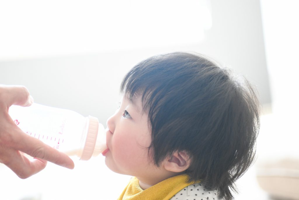 フォローアップミルク はいつまで 卒乳しても続けるメリットや料理レシピを管理栄養士が解説 小学館hugkum