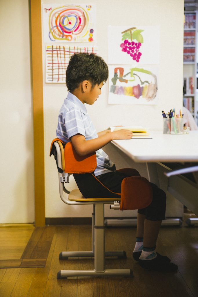 じっと座っていられない子を椅子とひざかけでサポート 発達障害の子を道具で応援 Vol 6 小学館hugkum