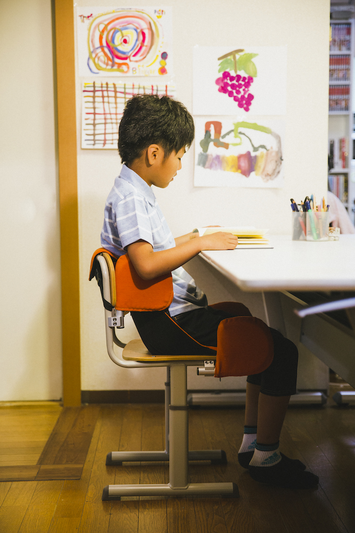 じっと座っていられない子を椅子とひざかけでサポート！【発達障害の子