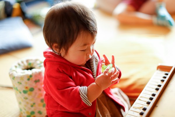 1歳から始める習い事の必要性や効果は リトミック ベビースイミングなど1歳に人気の習い事 小学館hugkum