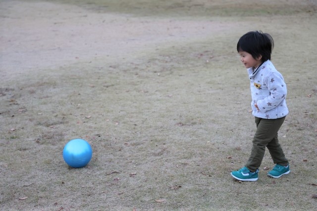 子どものボール遊び ねらいや効果 ボールの選び方まで現役保育士が解説 Hugkum はぐくむ