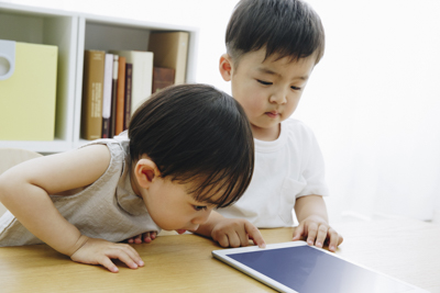 幼児のタブレット学習のメリットや身体への影響は 注意点 おすすめ端末 アプリ 通信教育を厳選 Hugkum はぐくむ