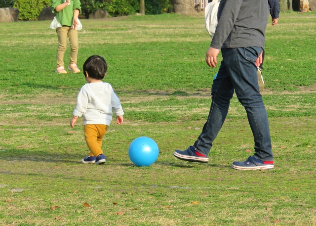 ボール遊びがもたらす狙いや効果は 現役保育士が解説する遊び方の種類やボールの選び方 小学館hugkum