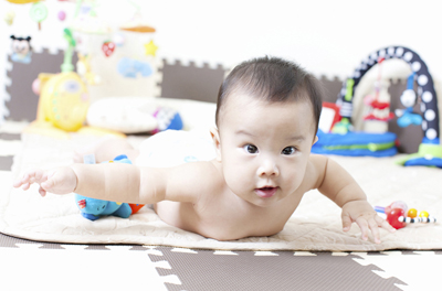 乳児のおもちゃはいつから 選び方のポイントや 月齢 年齢別おすすめおもちゃ9選 小学館hugkum