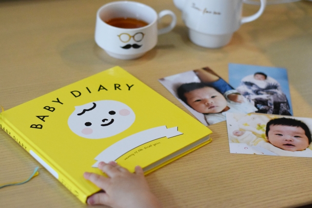 赤ちゃんの成長記録や思い出を残す 育児日記 書き方のコツは 人気のアプリ 手帳 テンプレも紹介 Hugkum はぐくむ