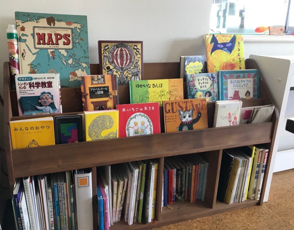 リビングに本棚 で子どもが本好きになる神話は本当だった 本好きキッズの本棚 見せて見せて 第６回 小学館hugkum
