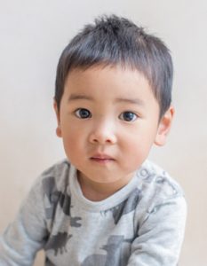 1歳の男の子 女の子におすすめの髪型を美容師が直伝 初めての切り方 はさみ使いのテクニックや ヘアアレンジも 小学館hugkum