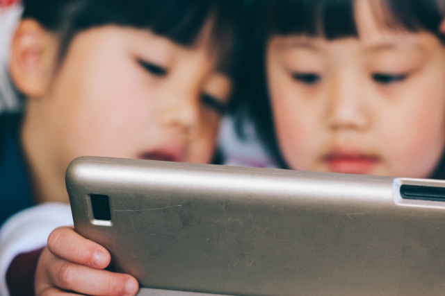 知育アプリイメージ画像、子供がタブレットで遊んでいる