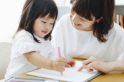 幼児のお絵描きのメリットや教え方は 無料アプリや練習ドリル おすすめグッズも紹介 小学館hugkum