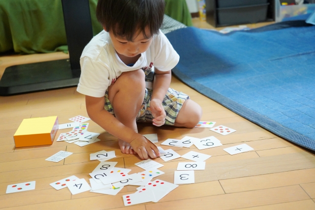 知育カードゲームって 子どもの見えない能力を引き出して楽しく遊ぼう 小学館hugkum