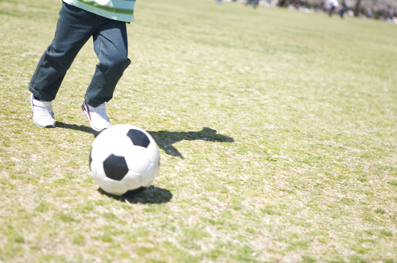 人気の習い事 サッカー はいつから始める 親の負担は 選び方や費用 おすすめサッカー教室はどこ 小学館hugkum