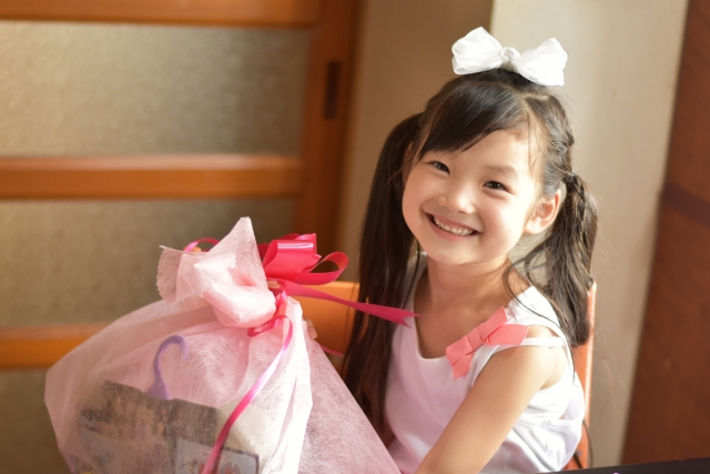 子どもに人気のおもちゃはどんなもの 男の子 女の子別 プレゼント選びの参考に 小学館hugkum