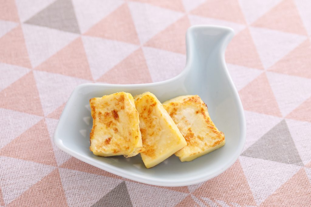 高野豆腐 の離乳食 最初はすりおろして 簡単 便利で高栄養な時期別レシピや冷凍テクも Hugkum はぐくむ