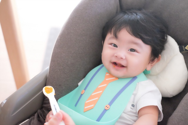 赤ちゃんのコップ飲みの練習方法 始める時期やおすすめコップは Hugkum はぐくむ