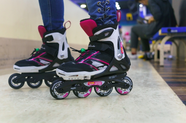 子ども用ローラースケートのおすすめ6選。「立つ」「歩く」「滑る」の基本動作や注意点も | HugKum（はぐくむ）