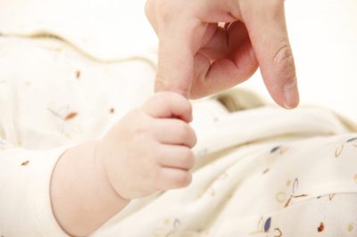 赤ちゃんの衣類に柔軟剤はいつから 選び方や注意点 赤ちゃん専用や大人と一緒に使えるアイテムをチェック Hugkum はぐくむ