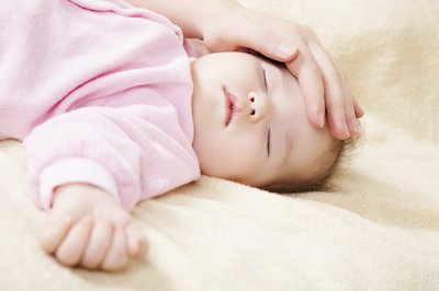 赤ちゃん用の体温計は必要 測り方や選び方は 非接触 耳 脇のおすすめ体温計 小学館hugkum