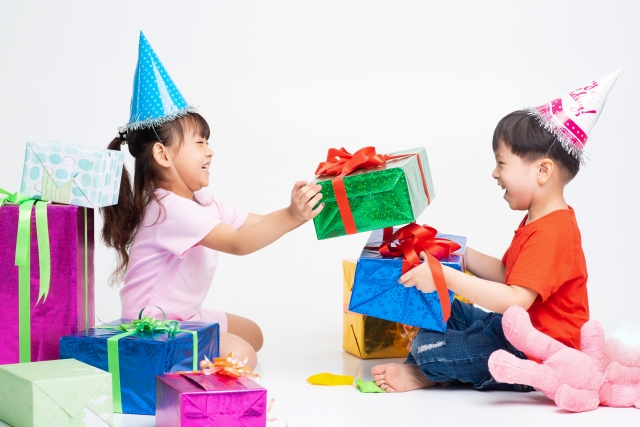 3歳の誕生日プレゼント13選 知育 運動系や おもちゃ以外で人気のプレゼントを紹介 Hugkum 小学館公式