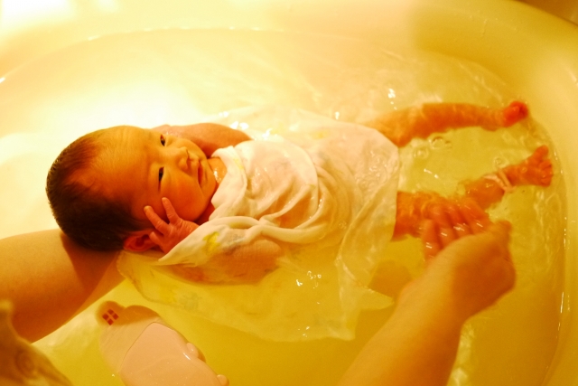 赤ちゃんの沐浴について詳しく知りたい 必要な道具 注意点 事前の準備ややり方は 小学館hugkum