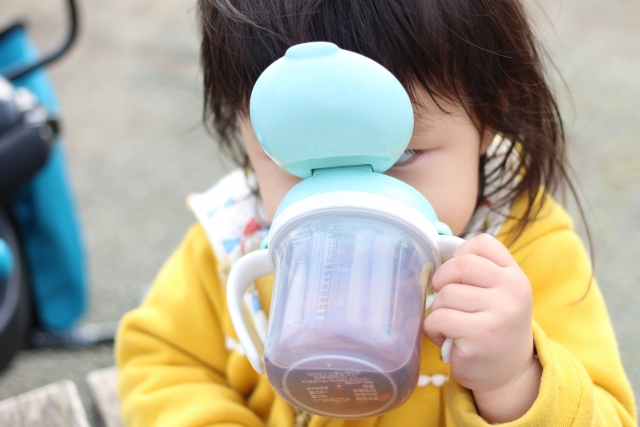 助産師監修 赤ちゃんに麦茶を飲ませるときの注意点 作り方 飲ませ方 小学館hugkum