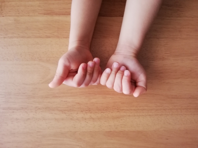 子供の爪嚙みはどうして起こるの 原因は 先輩ママが実践した方法を公開 小学館hugkum