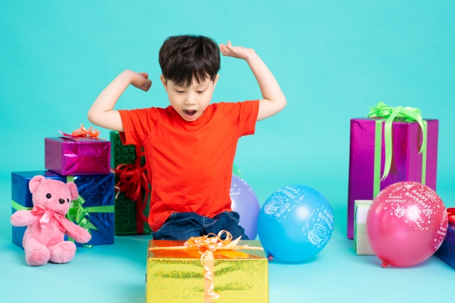4歳 男の子 おすすめ誕生日プレゼント17選 図鑑やスポーツトイ 乗り物や戦隊ものの人気おもちゃが大集合 Hugkum 小学館公式