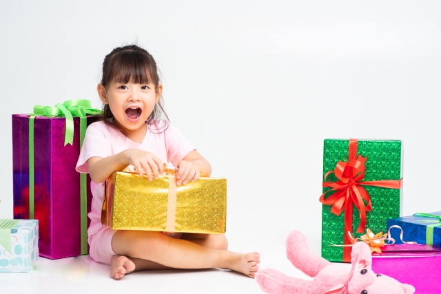 3歳 女の子 おすすめ誕生日プレゼント17選 華やかなドレスに人形 創造力豊かに遊べるホビートイまで大集合 小学館hugkum