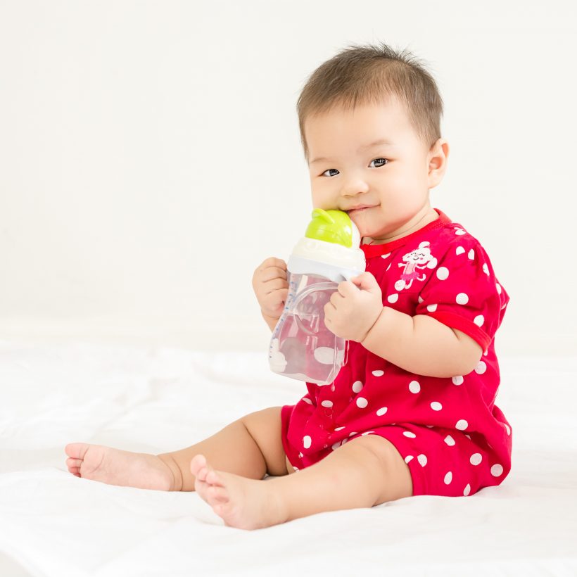 助産師監修 赤ちゃんのお水はいつから 量や飲ませ方 ミネラルウォーターの選び方をレクチャー 小学館hugkum
