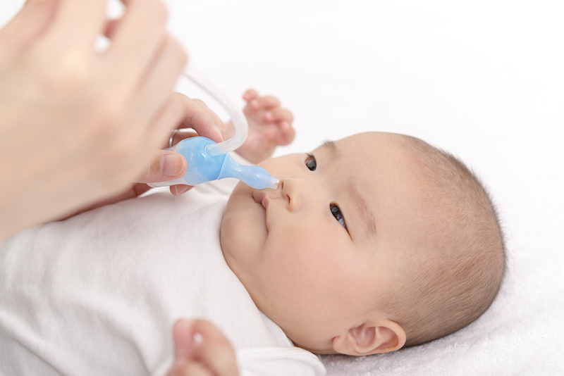 赤ちゃんに鼻吸い器はいつからいつまで必要 選び方や使い方の注意点は 電動 手動のおすすめも 小学館hugkum