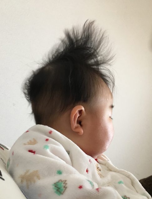 赤ちゃんの前髪の切り方 安全でスムーズなセルフカット法 おしゃれな簡単アレンジ術を大公開 Hugkum はぐくむ