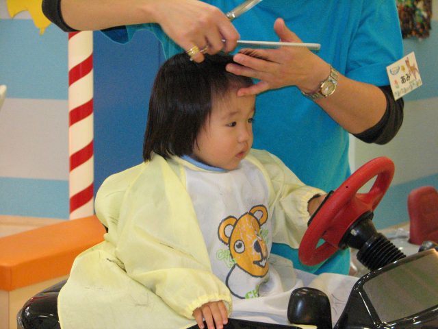 赤ちゃんの前髪の切り方 安全でスムーズなセルフカット法 おしゃれな簡単アレンジ術を大公開 小学館hugkum