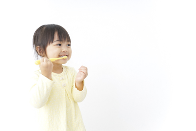 助産師監修 赤ちゃんの歯磨き粉はいつから必要 選び方や注意点 歯磨き粉を使わないハミガキ法をレクチャー 小学館hugkum