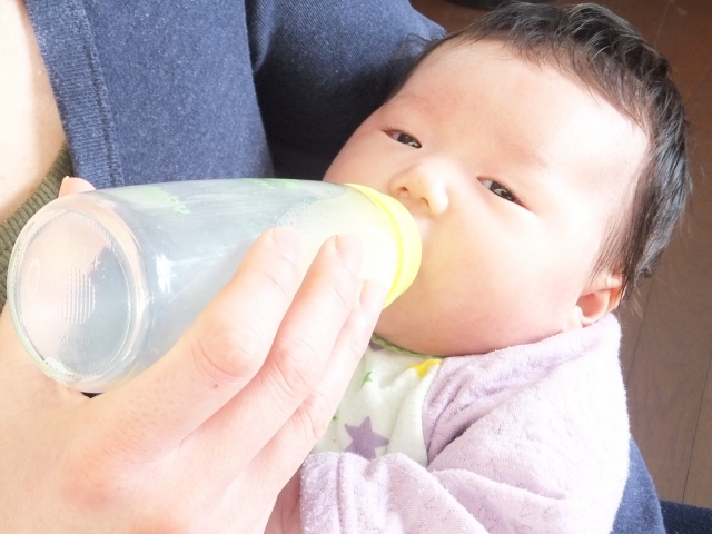 助産師監修 赤ちゃんのお水はいつから 量や飲ませ方 ミネラルウォーターの選び方をレクチャー Hugkum はぐくむ