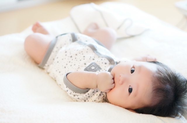 助産師監修 気になる 赤ちゃんの絶壁や頭の形 原因は 向き癖