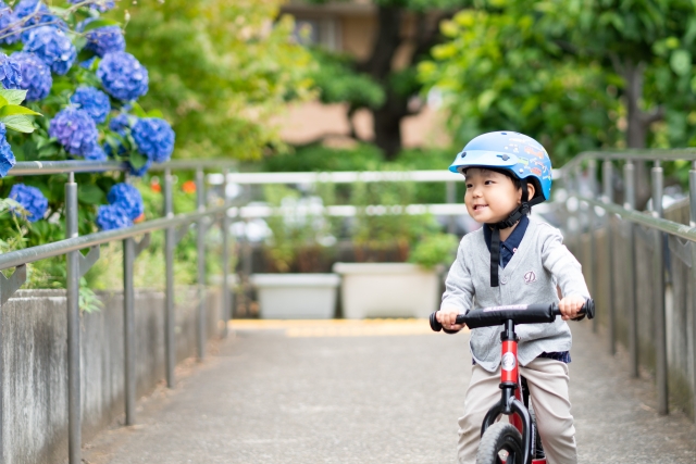 子供用自転車ヘルメットのおすすめ８選｜ブリヂストンやOGKの1歳用など人気商品を厳選 | HugKum（はぐくむ）