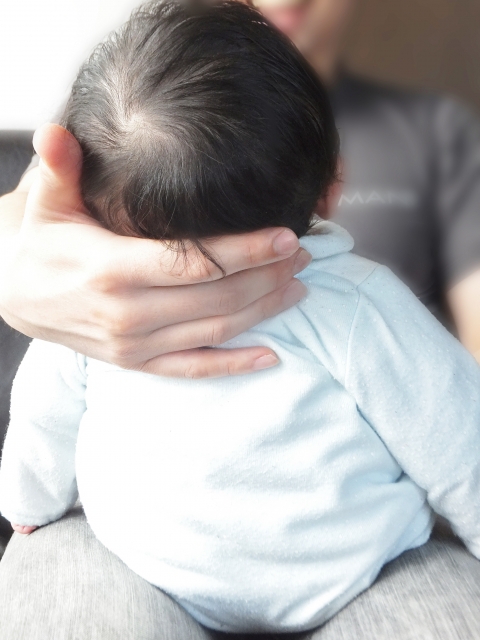 助産師監修 新生児の縦抱きはいつから 縦抱きのメリットや抱き方の注意点 小学館hugkum
