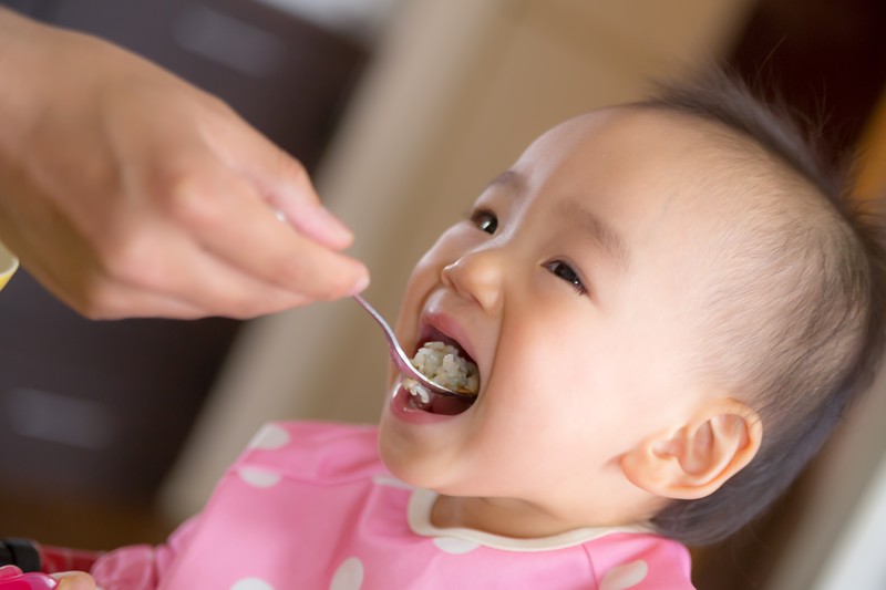 離乳食をよく食べる赤ちゃん 量はどのくらい食べさせていい 食べすぎ防止策や卒乳のタイミングをお答え Hugkum はぐくむ