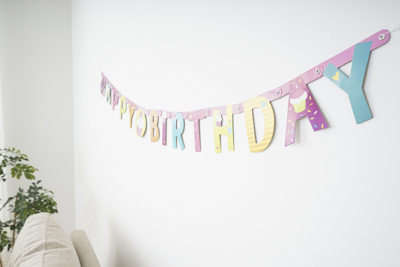 2歳の誕生日の飾り付け 100均の手作りアイデアや Snsで話題のバルーンの飾り付け方 おすすめの壁飾りをセレクト 小学館hugkum