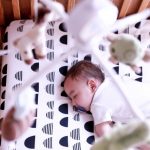 赤ちゃんが寝ない原因を月齢別に解説 新生児の寝かしつけのコツや寝ない赤ちゃんへの対処法 助産師監修 小学館hugkum