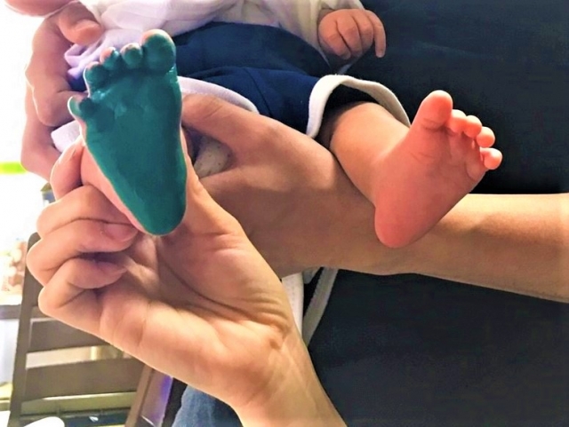 新生児 赤ちゃんの 手形 足形 をきれいに残すには 実際に使ったおすすめグッズやサービスを調査 Hugkum はぐくむ