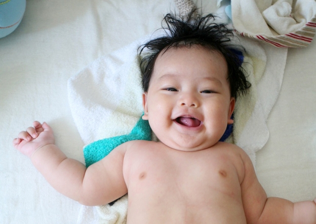 大人一人でも安心 赤ちゃんをお風呂に入れるときの便利グッズやコツを大調査 Hugkum 小学館公式