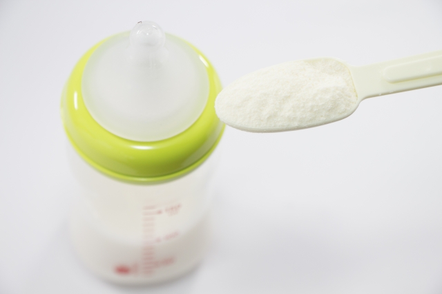 粉ミルクのおすすめを口コミ調査 コスパ 便利なキューブタイプ フォローアップミルクなど 小学館hugkum